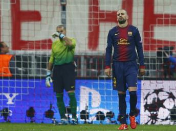 La détresse du défenseur barcelonais Gérard Piqué après la large défaite à Munich en Ligue des champions. (REUTERS/Michael Dalder)